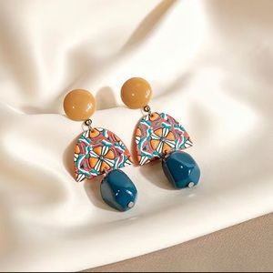 Fun geometric dangle earrings perfect for a spring and summer outfit 🌻